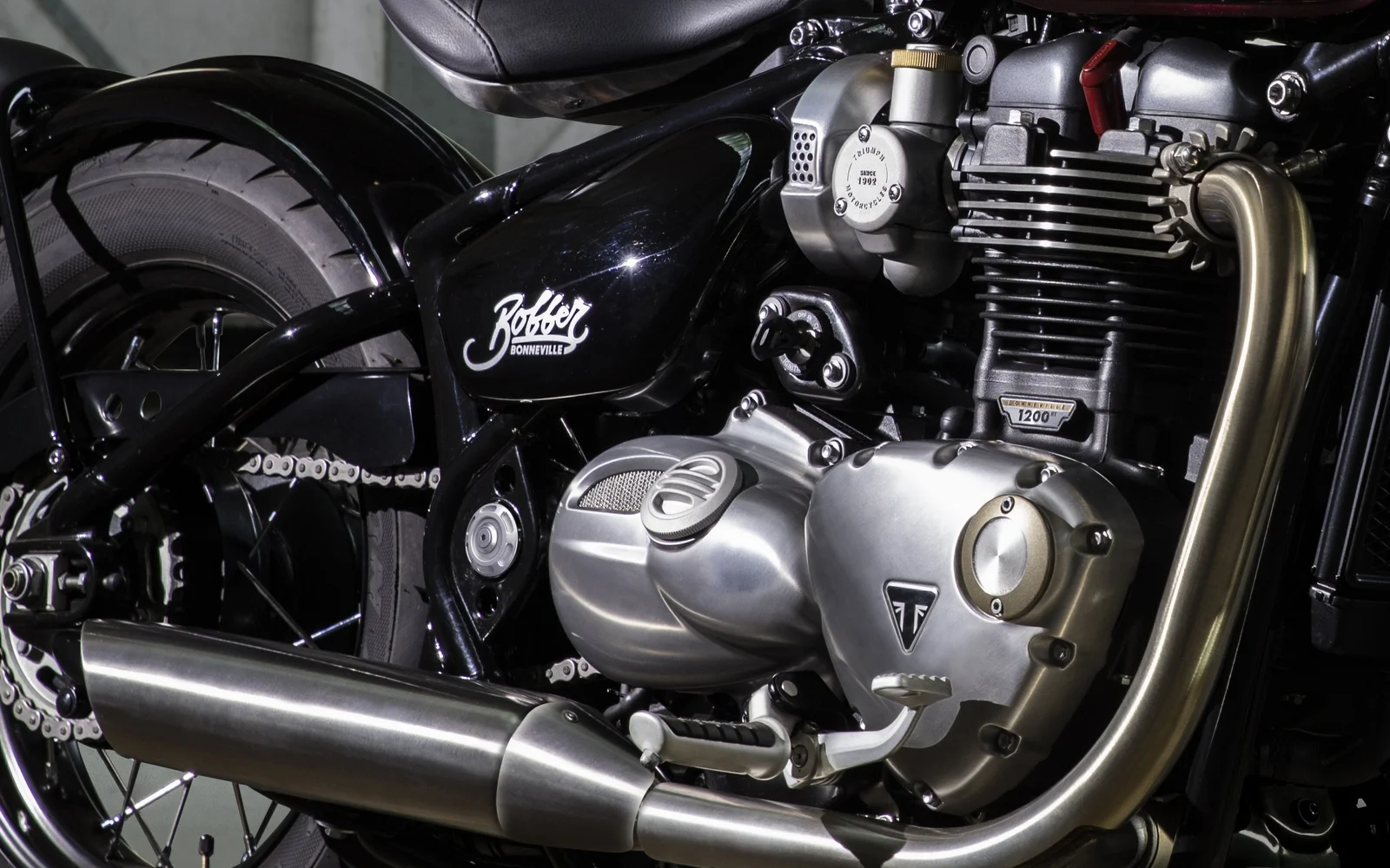 Логотип Bobber на Triumph